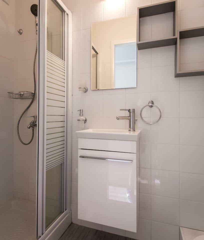Apartment Like A Local Next To Acropolis & Plaka! Athens